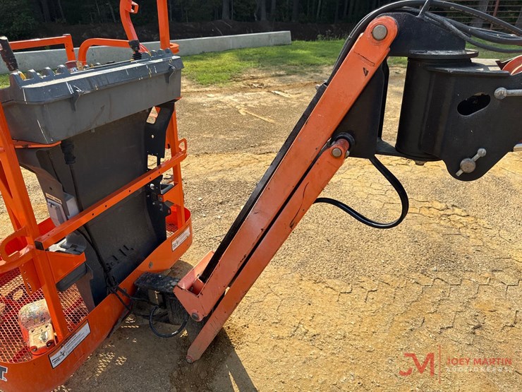 2015-jlg-e300ajp-image-12