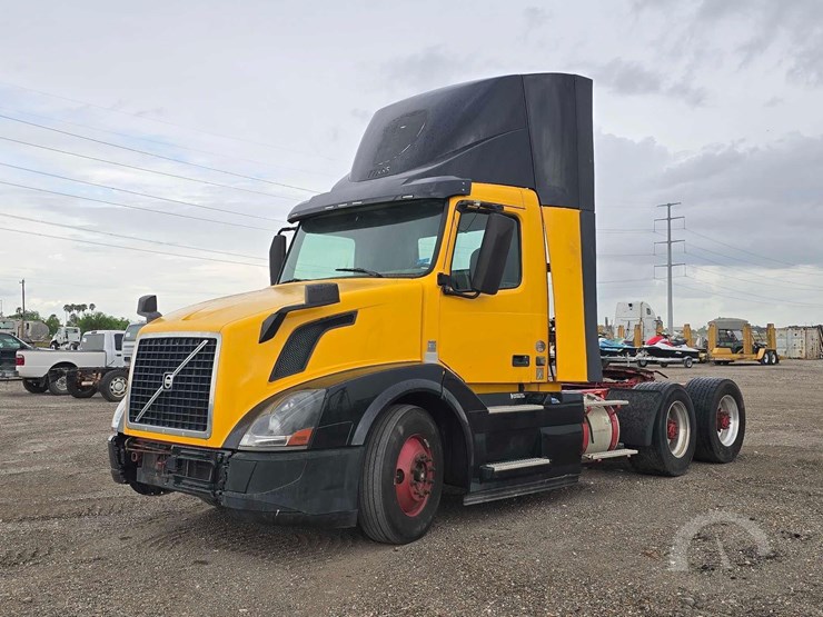 2016-volvo-vnl64t300-image-1
