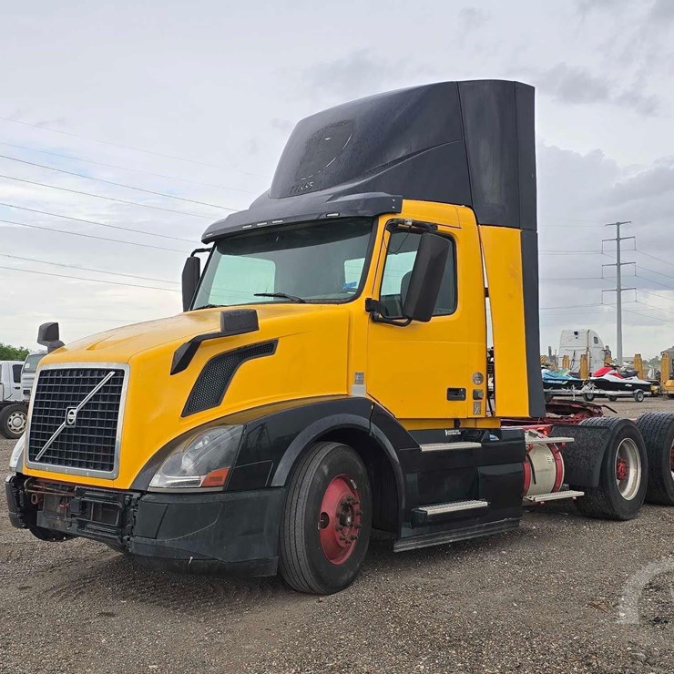 2016 VOLVO VNL64T300
