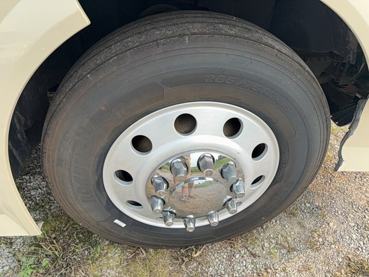 2005-volvo-semi-image-16