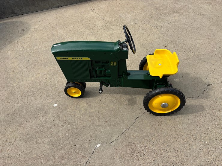 john-deere-pedal-tractor-image-1