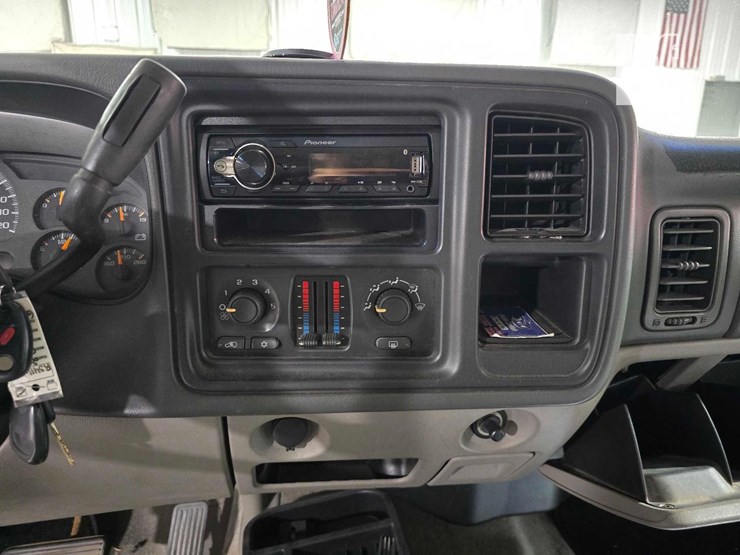 2004-chevrolet-suburban-image-14