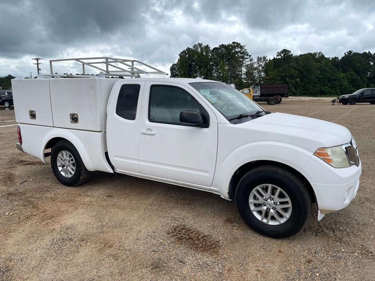 2015-nissan-frontier-sv-image-4