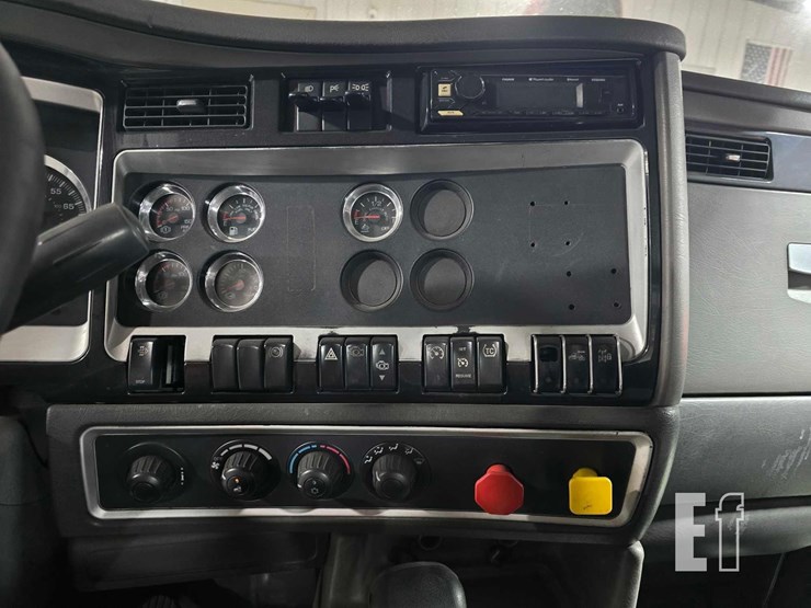 2013-kenworth-t800-image-14