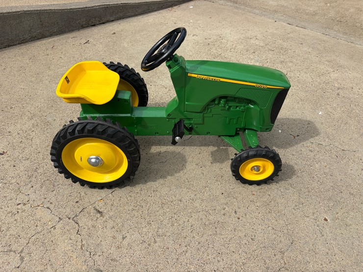 john-deere-8520-pedal-tractor-image-3