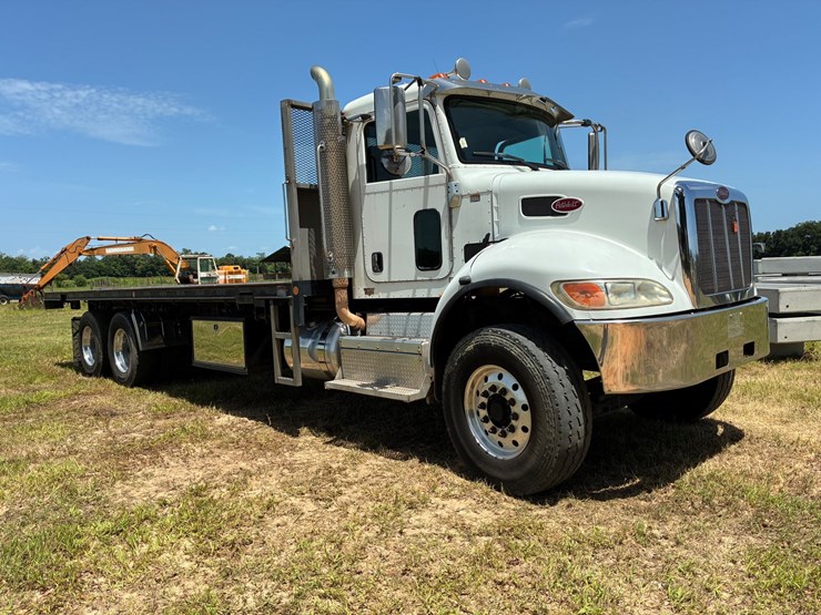 #9920-•-2015-peterbilt-image-3