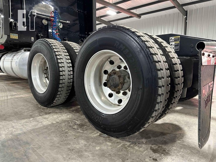 2017-peterbilt-389-image-32