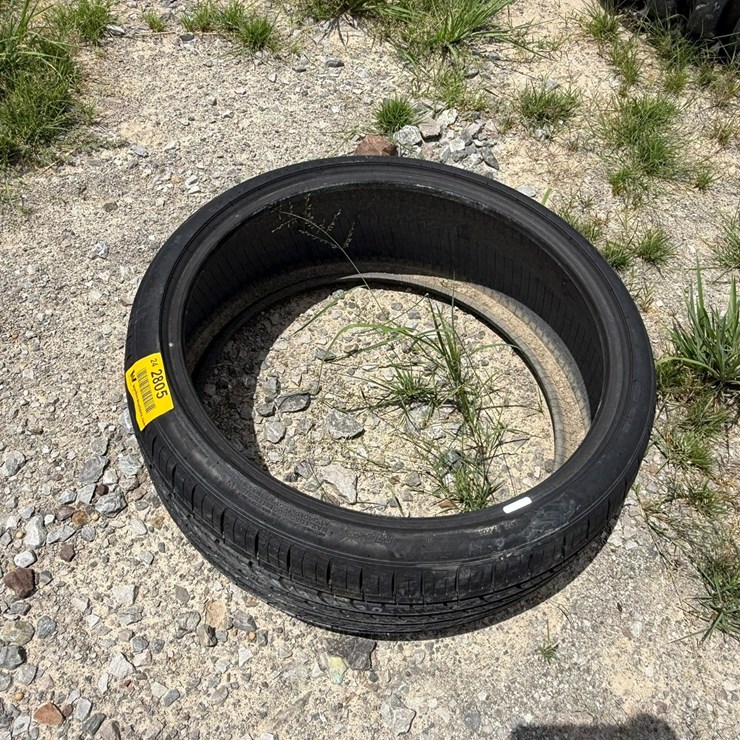 #2805 • (1) Nexen 225/35ZR20 Tire INV# 2805