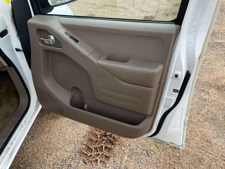 2015-nissan-frontier-sv-image-19