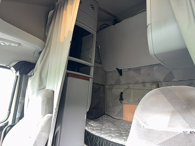 2005-volvo-semi-image-43