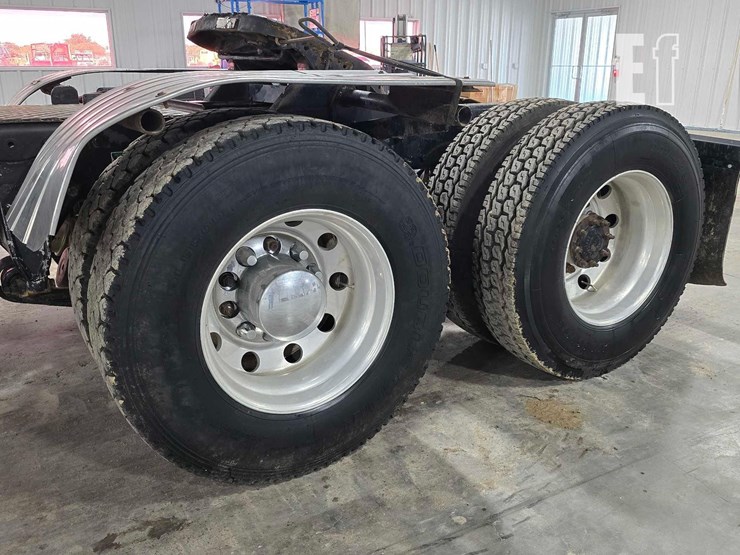 2001-freightliner-fld112-image-31