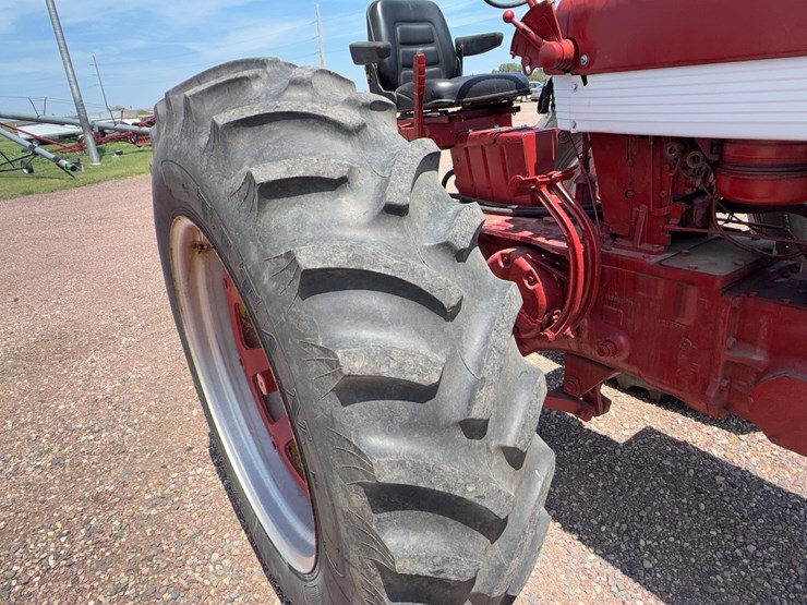 farmall-560-tractor-image-37