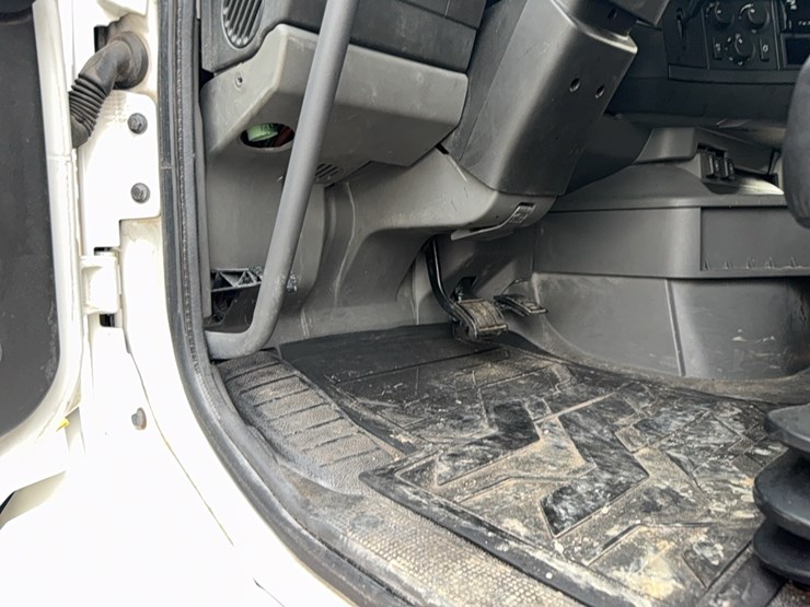 2019-volvo-vnl860-sleeper-cab-semi-image-47