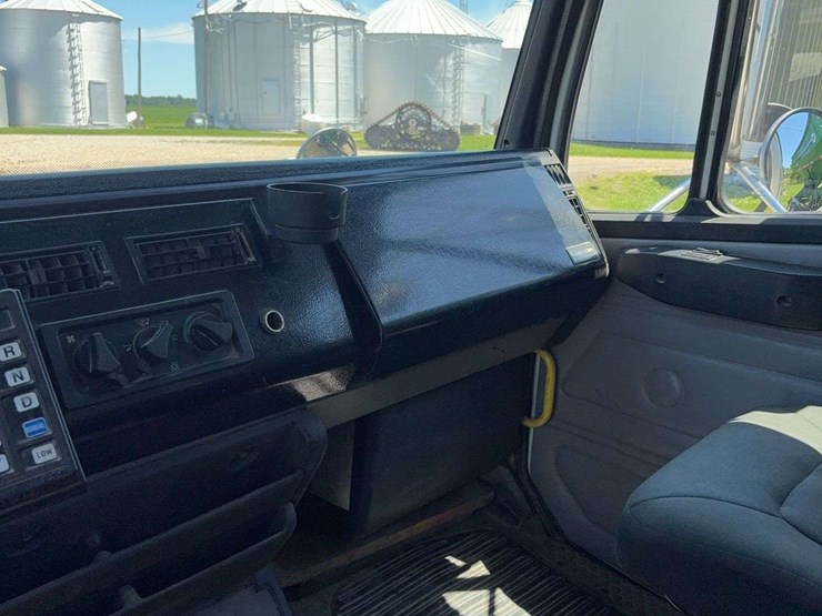 2002-freightliner-fl80-image-36