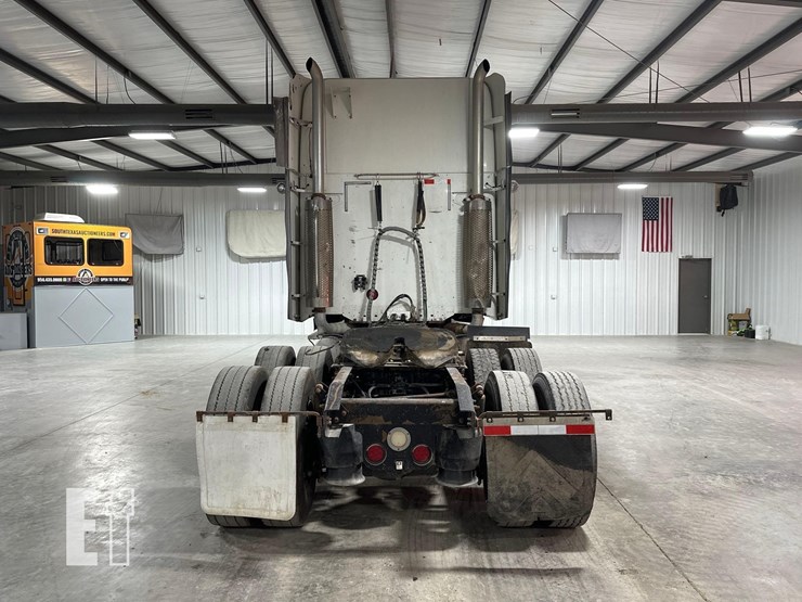 2007-freightliner-columbia-120-image-8
