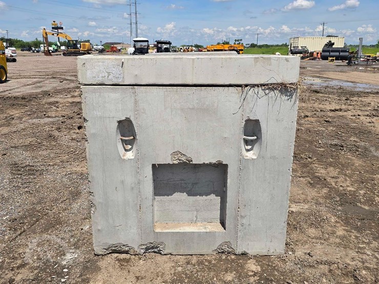qty.-(6)-precast-concrete-utility-vaults-image-5