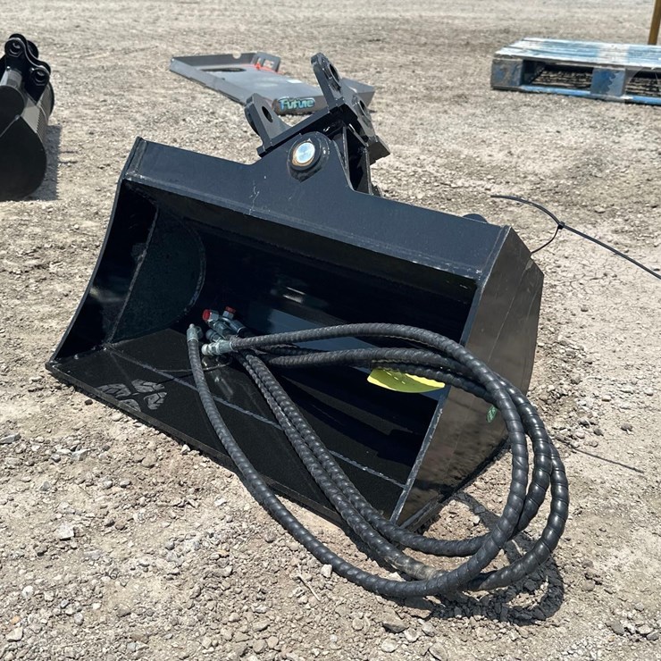 2026 FUTURE 24 IN TILTING EXCAVATOR BUCKET