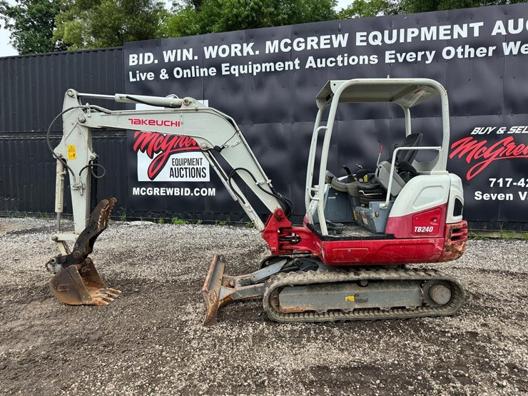 2022-takeuchi-tb240-image-3