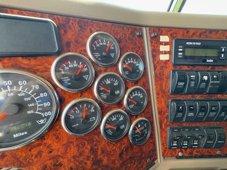 2011-western-star-4900fa-image-56
