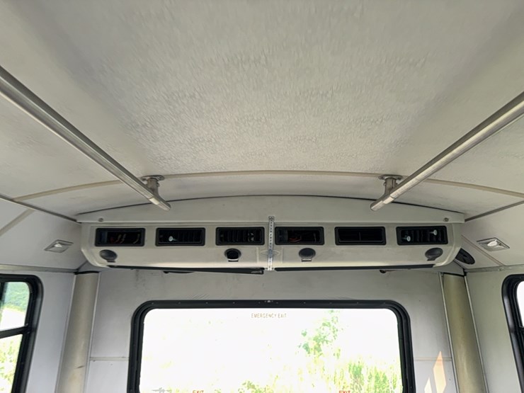 2012-freightliner-bus-image-46