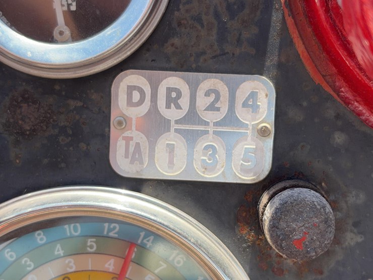 farmall-560-tractor-image-37