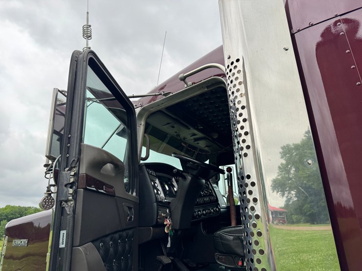 2021-kenworth-w900l-image-35