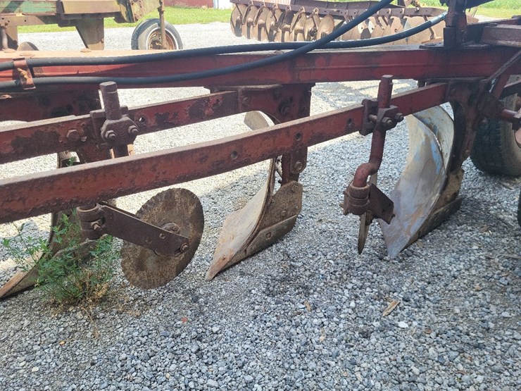 international-540-in-furrow-4-bottom-moldboard-plow-w/coulters-image-22