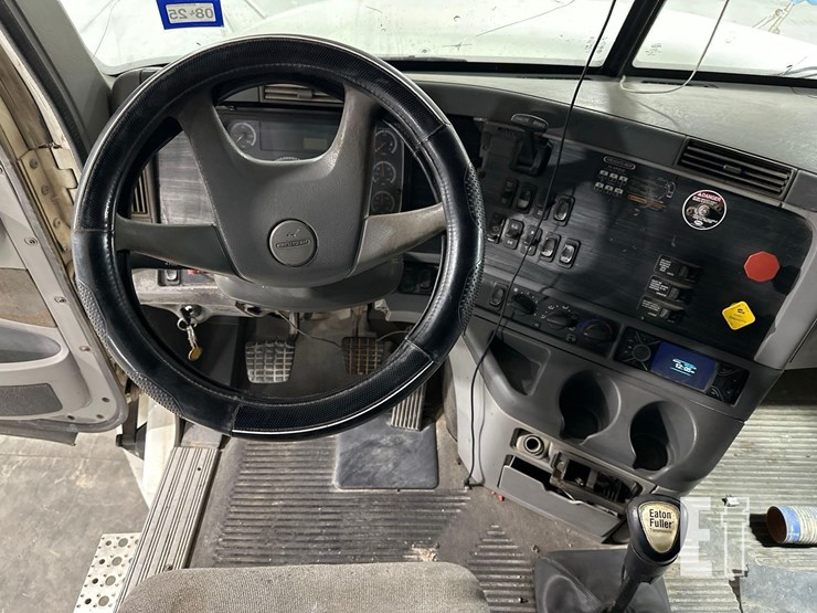 2007-freightliner-columbia-120-image-14