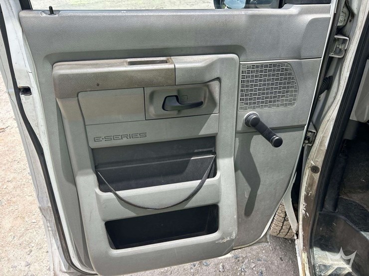 2011-ford-cargo-image-11