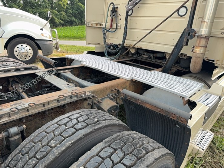 2005-volvo-semi-image-11