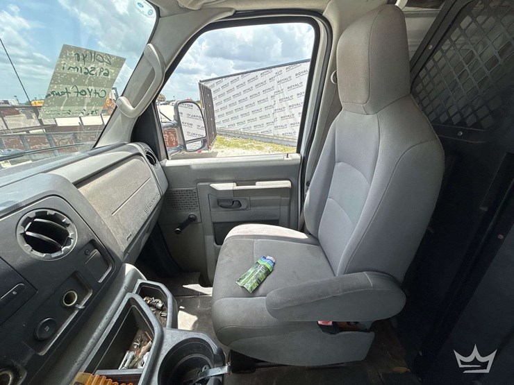 2011-ford-cargo-image-19