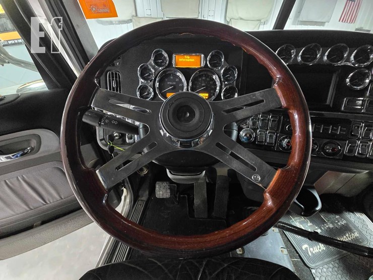 2015-peterbilt-389-image-10