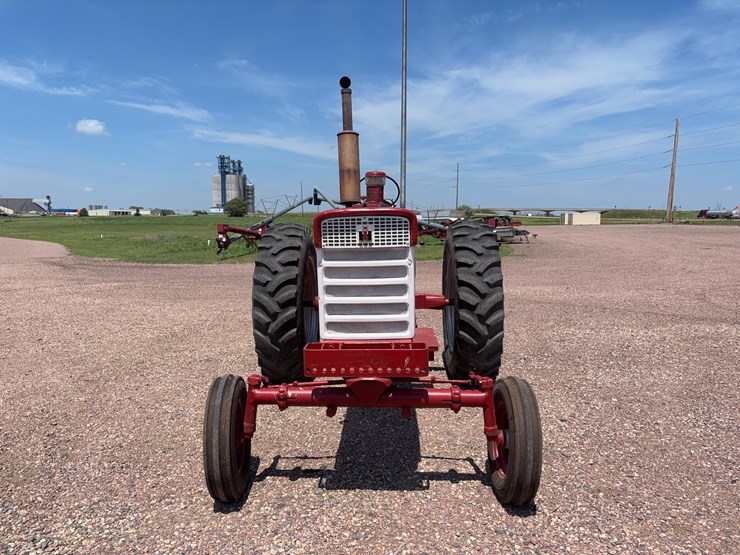 farmall-560-tractor-image-2