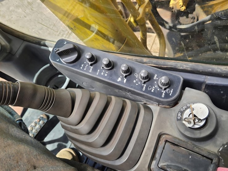 deere-200c-lc-image-31