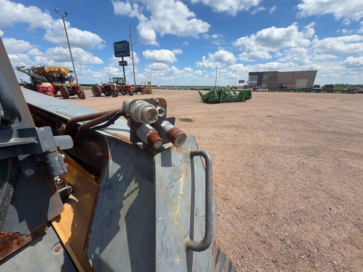 2011-john-deere-329d-image-23