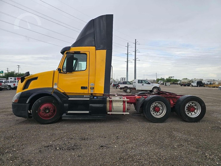 2016-volvo-vnl64t300-image-5