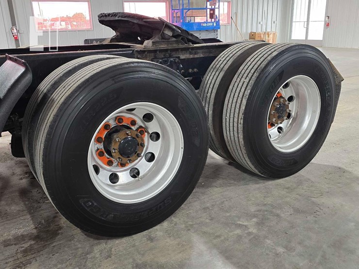 2019-peterbilt-567-image-24