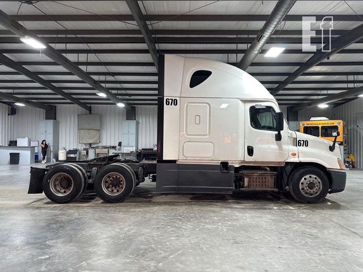 2017-freightliner-cascadia-125-image-6