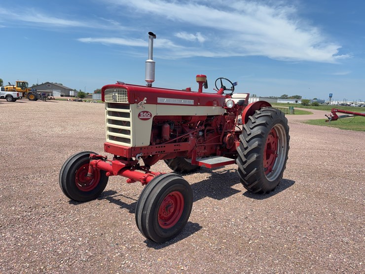 farmall-560-tractor-image-1