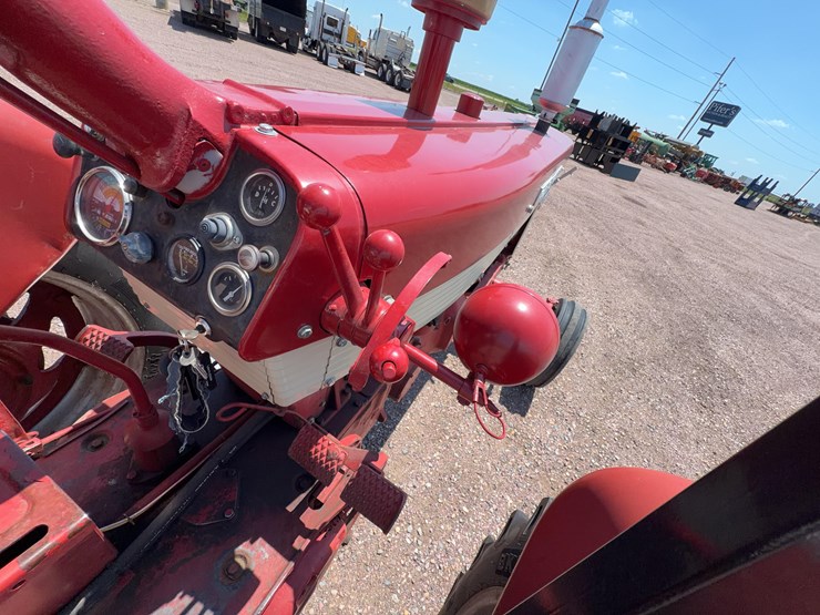 farmall-560-tractor-image-40