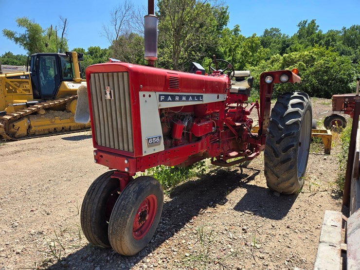 1965-ihc-farmall-656-tractor-image-1