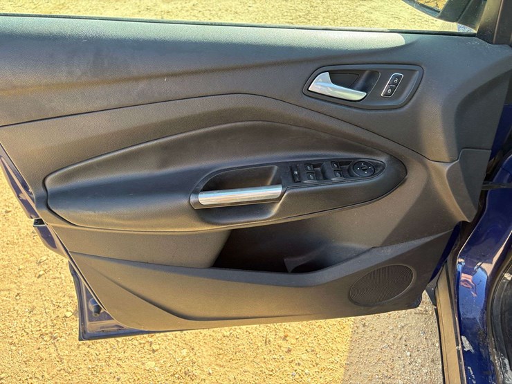 2015-ford-escape-se-image-11