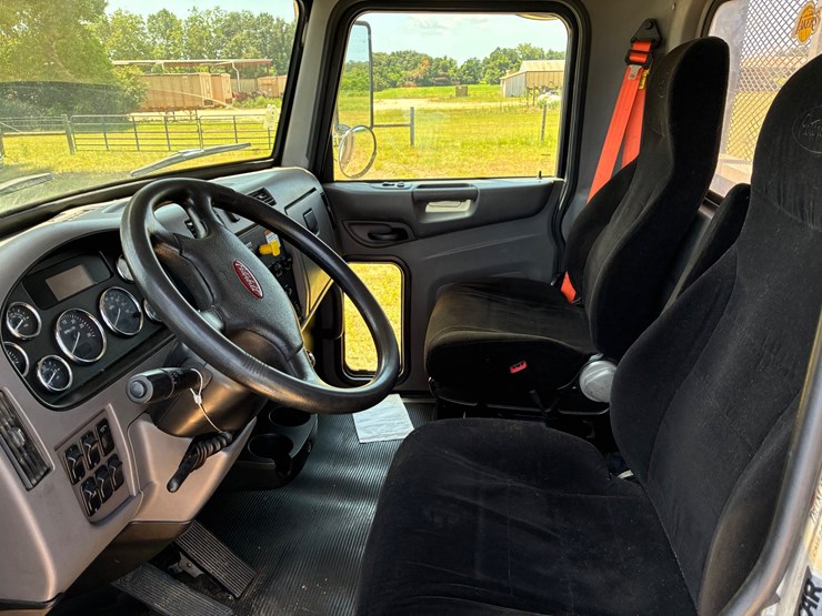 #9920-•-2015-peterbilt-image-7