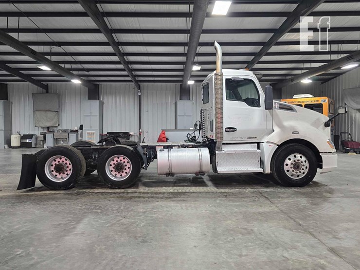 2015-kenworth-t680-image-5