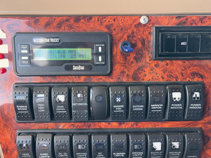 2011-western-star-4900fa-image-59