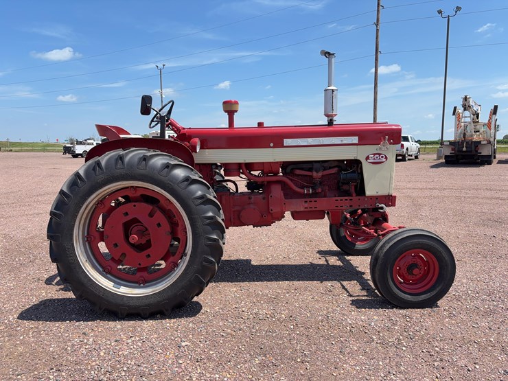 farmall-560-tractor-image-4