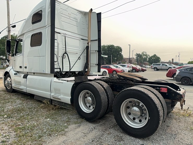 2019-volvo-vnl860-sleeper-cab-semi-image-7