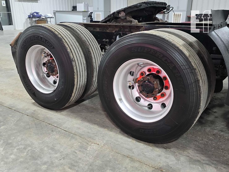 2019-peterbilt-567-image-27