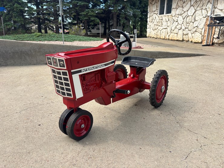 international-pedal-tractor-image-2