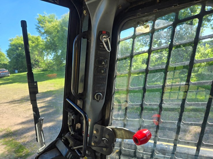 new-holland-l170-image-21
